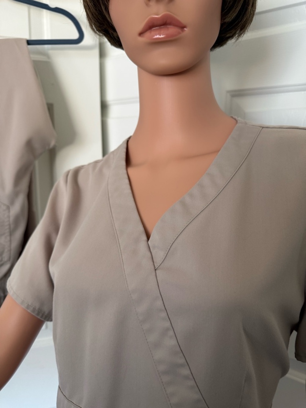 (2-piece set) Grey's Anatomy LARGE Tan Scrub Ensemble - Picture 6 of 7